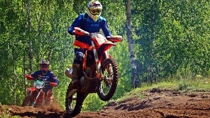Motorkáři drancují Moravský kras, na podzim jich přibylo