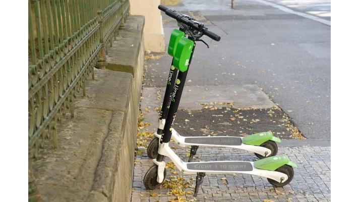 Aktivisté ve Francii vyřazovali z provozu elektrické koloběžky