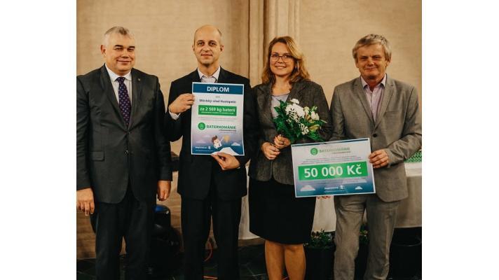 Díky BATERKOMÁNII se sběr baterií ztrojnásobil  a na charitu půjde 100 tisíc korun