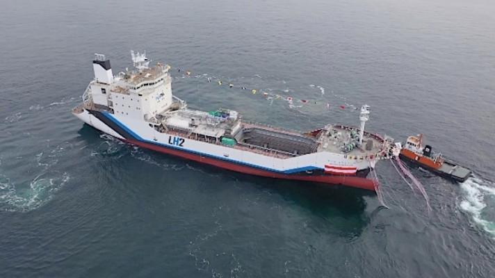 Japonci pokřtili první tanker na přepravu zkapalněného vodíku