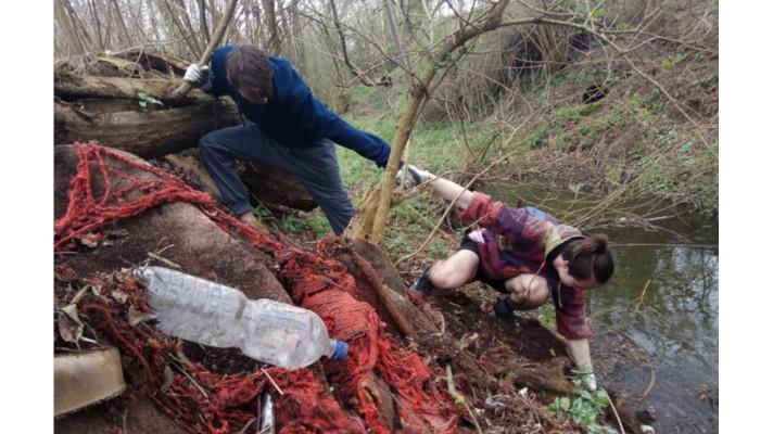 Rekordní počet dobrovolníků se letos zapojil do úklidu Česka