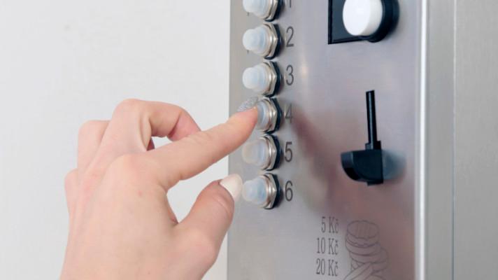 Úspory vody při využívání mincovních automatů jsou v porovnání s pákovými bateriemi v řádech desítek procent