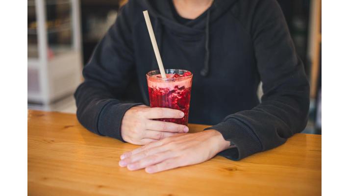 Přichází tzv. "doba bezplastová."  Se 100 % přírodními brčky Bamboo si dáte drink bez chemií a výčitek