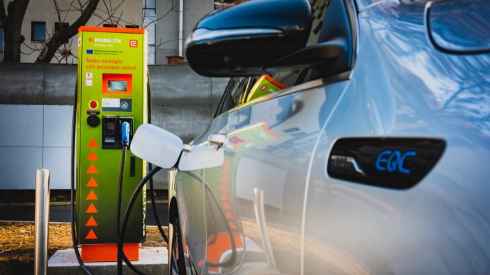Dobíječky ČEZ loni opět zdvojnásobily objem odběrů. Elektromobily u nich čerpaly energii 153 612krát