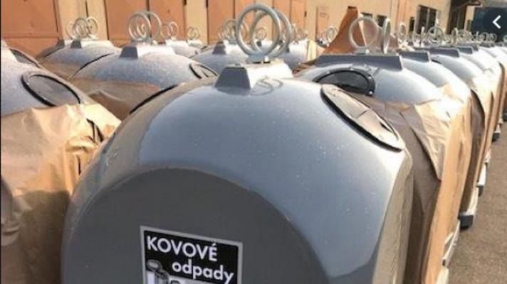 Nádob na sběr kovového odpadu ve městech Zlínského kraje přibývá