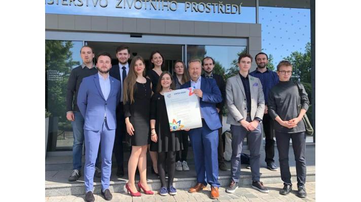 MŽP se zavázalo hájit zájmy mladých lidí. Ministr Brabec podepsal Klimatický příslib mládeži OSN