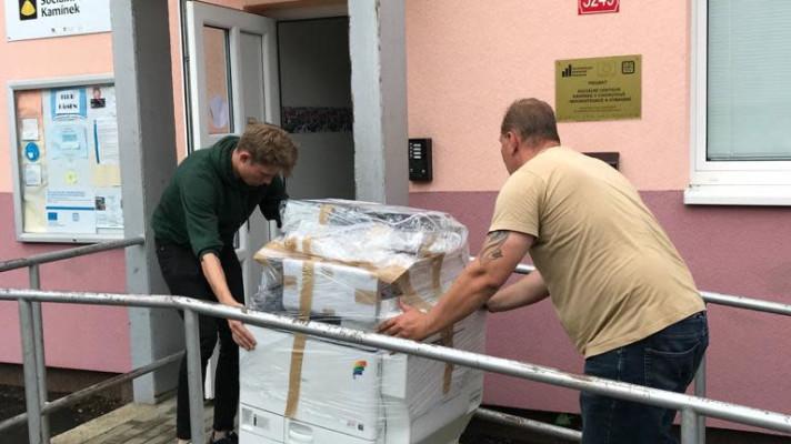 Místo oranžového loga budou tisknout rozvrhy: přes 130 tiskáren z ČEZ míří do škol po celé České republice, další si rozeberou neziskovky