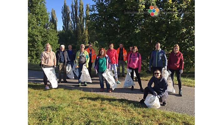 Plzeň: Dobrovolníci uklízeli břeh Radbuzy, akci organizoval pivovar
