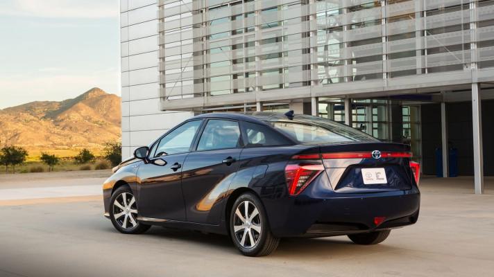 Toyota začne příští rok prodávat v ČR auto na vodík