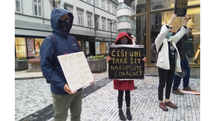 Extinction Rebellion: Nazí aktivisté se přilepili k oknům jedné z poboček módního řetězce