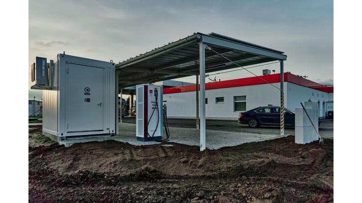 E.ON postavil svou první veřejnou dobíječku, která čerpá energii ze slunce