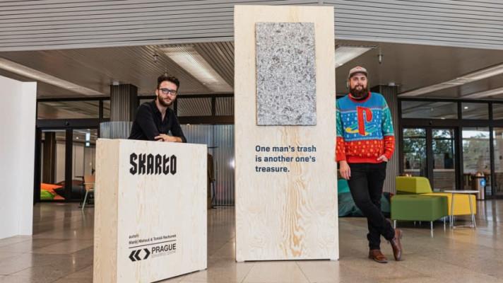 Z recyklovaných reklamních materiálů Kongresového centra Praha vznikne originální nový nábytek