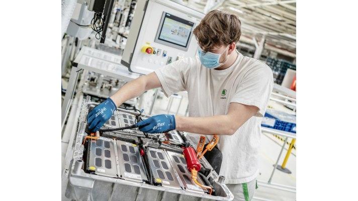 ŠKODA AUTO vyrobila 100 000 baterií pro plug-in-hybridní modely