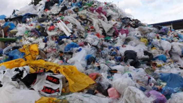 Obcím se zdražuje svoz plastů. Není jasné, co s výměty z třídění. Shrnutí v dopisu obecním svazům
