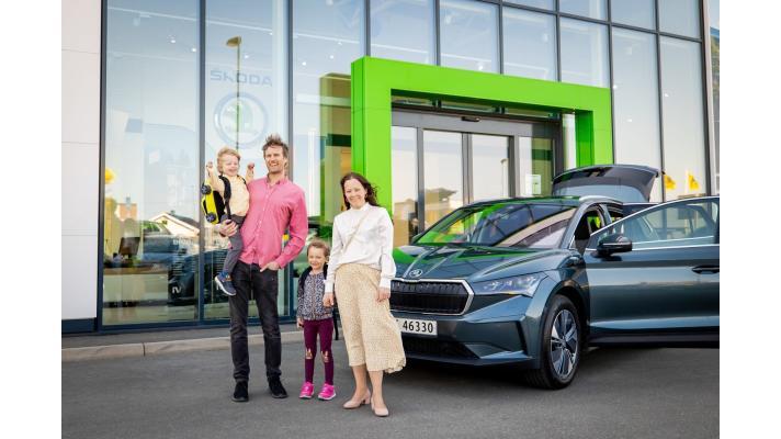 ŠKODA AUTO předala zákazníkům první vůz ENYAQ iV
