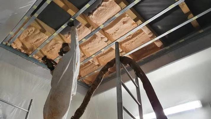 LABORATORNÍ TEST: Srovnání odhlučnění střechy PUR pěnou a minerální vatou