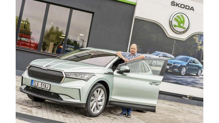 První zákazník v České republice převzal vůz ŠKODA ENYAQ iV