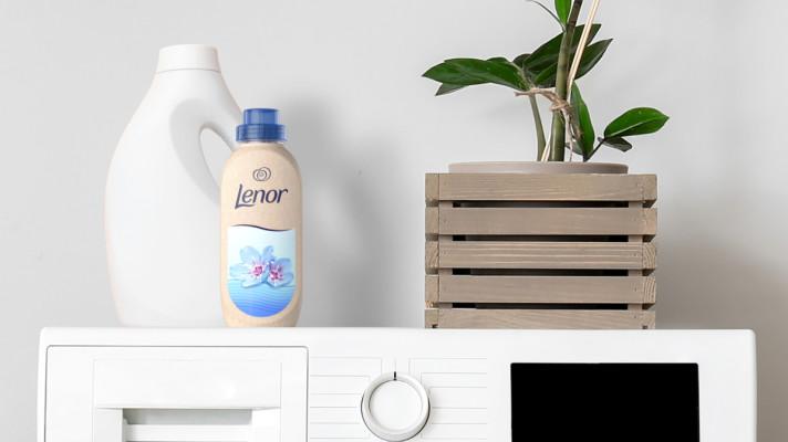 Procter & Gamble uvádí první papírovou láhev Lenor