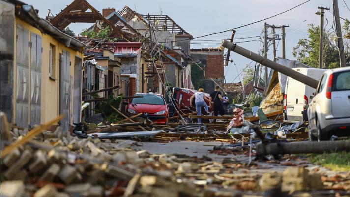 Ministr Toman: Lidem z obcí zasažených tornádem pomůžeme s odstraňováním škod, na opravu domů poskytneme dřevo, opravíme  i vodovody a kanalizace