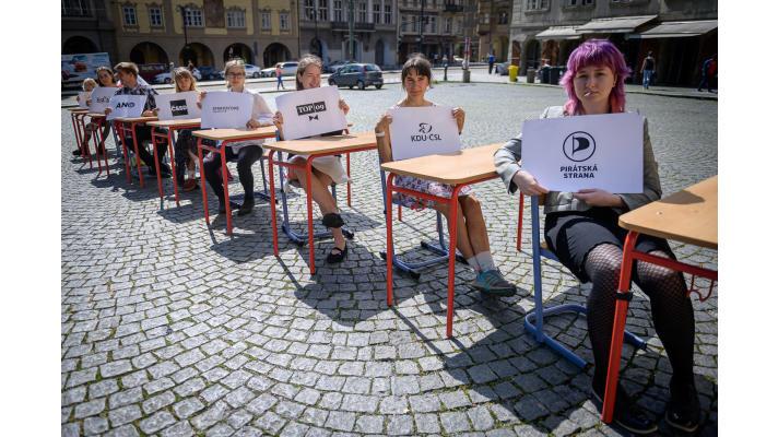 Politici dostali od studentů špatné známky na vysvědčení, nelíbí se jim, že neřeší klima