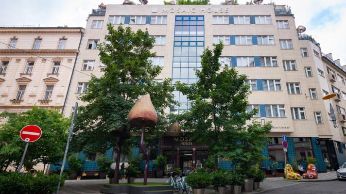 Mosaic House Design Hotel inspiruje. Neplýtvá vodou ani energiemi