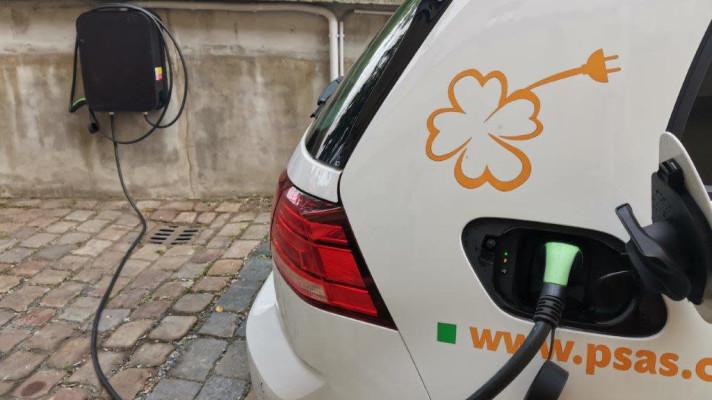 Pražské služby rozšiřují síť svých dobíjecích stanic pro firemní elektrovozy 