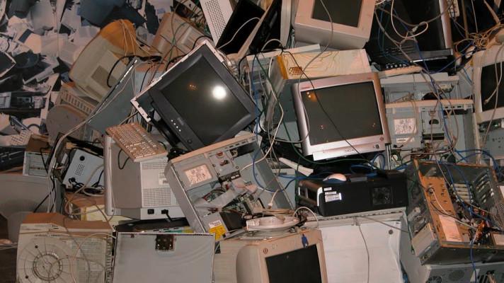 Vysloužilý monitor s olovem, kadmiem a rtutí skončil na skládce.  Nastražené GPS lokátory mapují cestu elektroodpadu