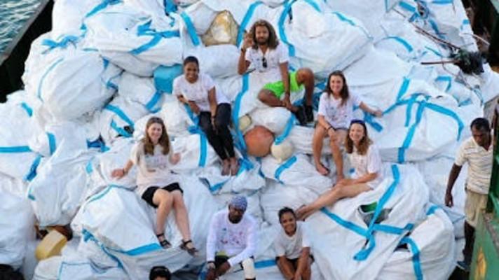 Na Seychelách se konala regata postavená z mořského odpadu