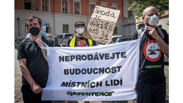 Aktivisté na protest proti Turówu uzavřeli přívod vody na MŽP