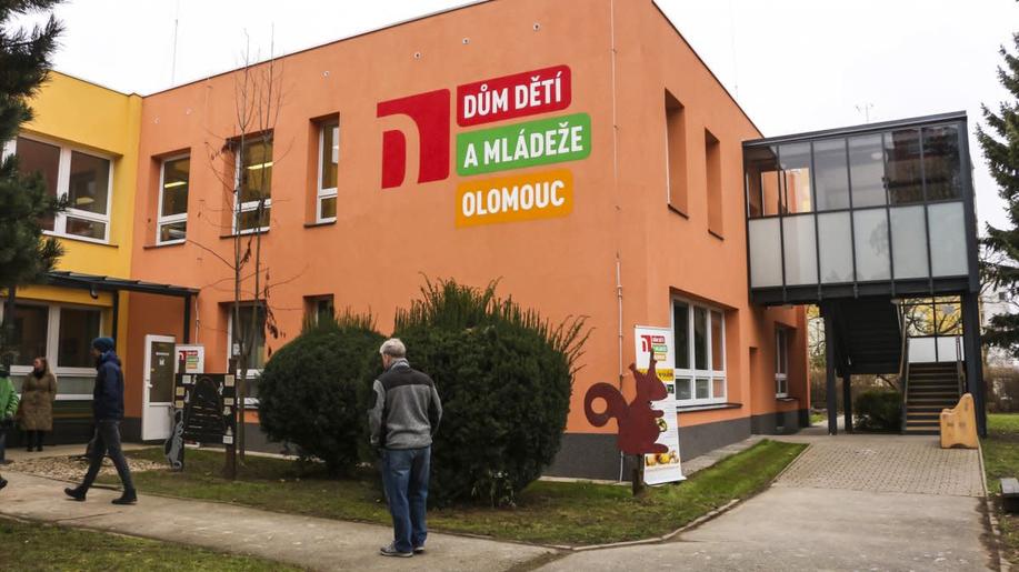 Kraj opravil dům dětí a mládeže. Radost mají i rorýsové