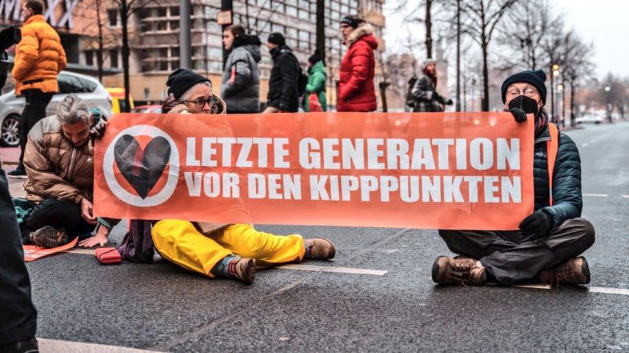 Aktivisté z Poslední generace uřízli v centru Berlína špičku vánoční jedle