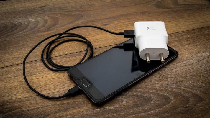 Europoslanci chtějí omezit elektronický odpad zavedením jednotné nabíječky