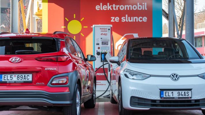 V síti E.ON Drive v Česku je druhá dobíjecí stanice, která čerpá energii přímo ze slunce. Stojí u prodejny PENNY