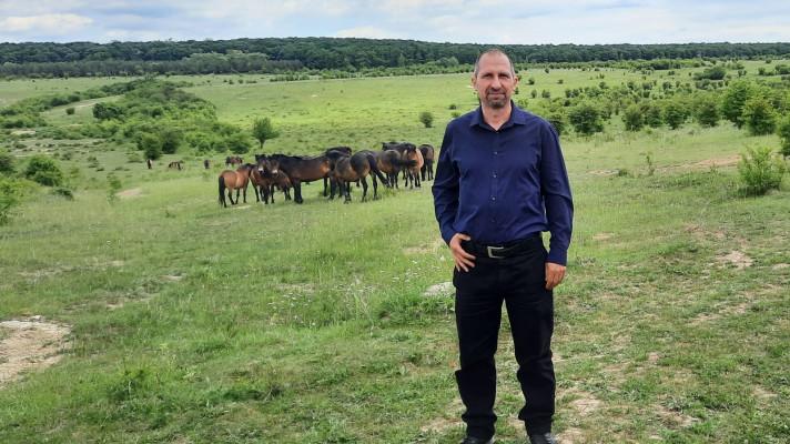 Zakladatel rezervace velkých kopytníků Dalibor Dostál se stal další osobností televizního cyklu Zelený hrdina