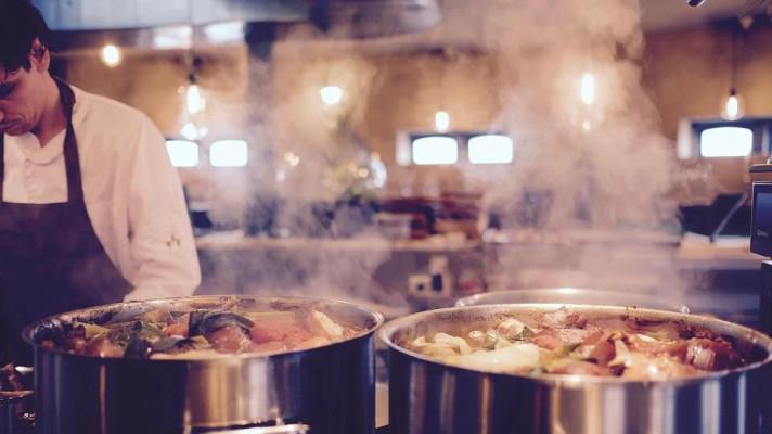 Číšníci ve švédské restauraci nosí zástěry, které pohlcují oxid uhličitý