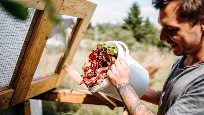 Nesuď podle slupky, kompostuj a inspiruj svého souseda i oblíbenou kavárnu nebo restauraci, vyzývá nový spot organizace Kokoza