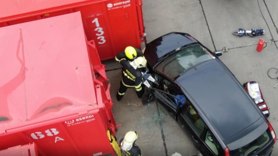 Kontejner ASEKOLu posloužil pro simulaci hašení elektromobilu