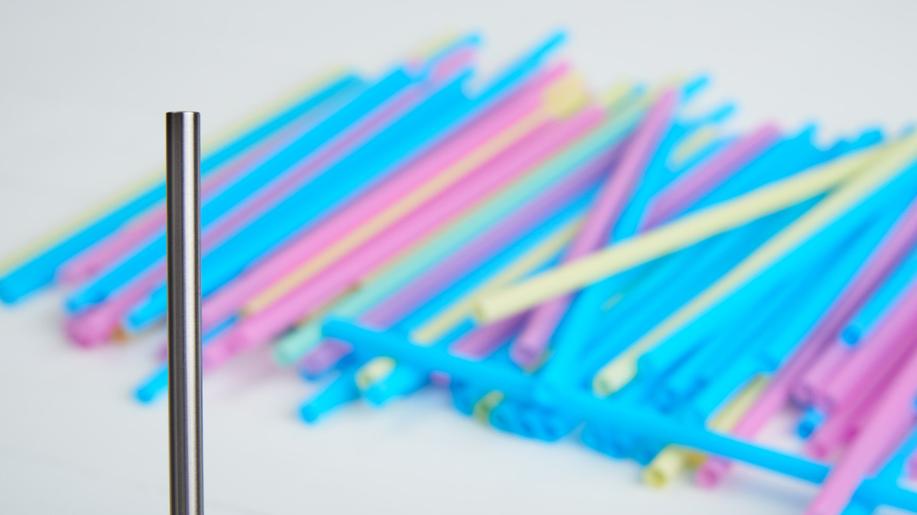 Brčka jako symbol znečišťování. Jednorázové plastové výrobky se loučí