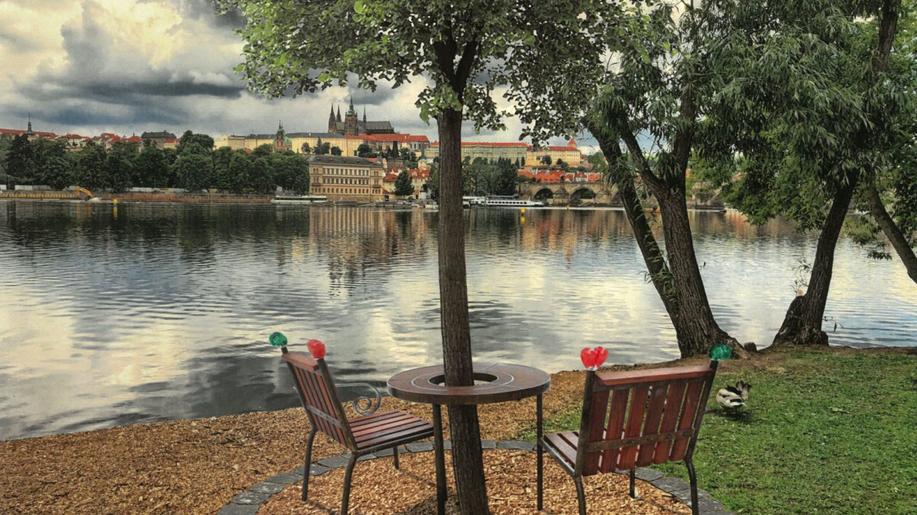 Novou lavičku Václava Havla umístí Praha 1 a Povodí Vltavy  při nábřežní zdi na Smetanově nábřeží