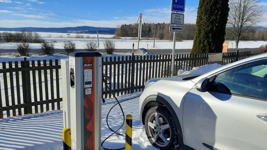 E.ON dokončil výstavbu 50 AC dobíjecích stanic pro elektromobily v osmi krajích České republiky