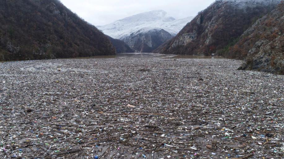 Část balkánské řeky Driny se proměnila v plovoucí skládku