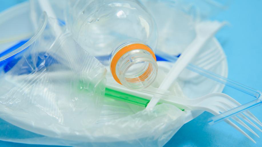 Firmy používající jednorázové plasty přispějí obcím 5,40 Kč za každého obyvatele