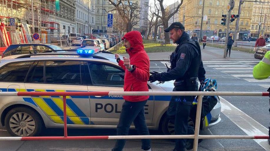 Naštvaný cyklista se rozhodl vzít věci do vlastních rukou a vyznačit na pražské magistrále cyklopruh. Zastavil ho policejní zátah