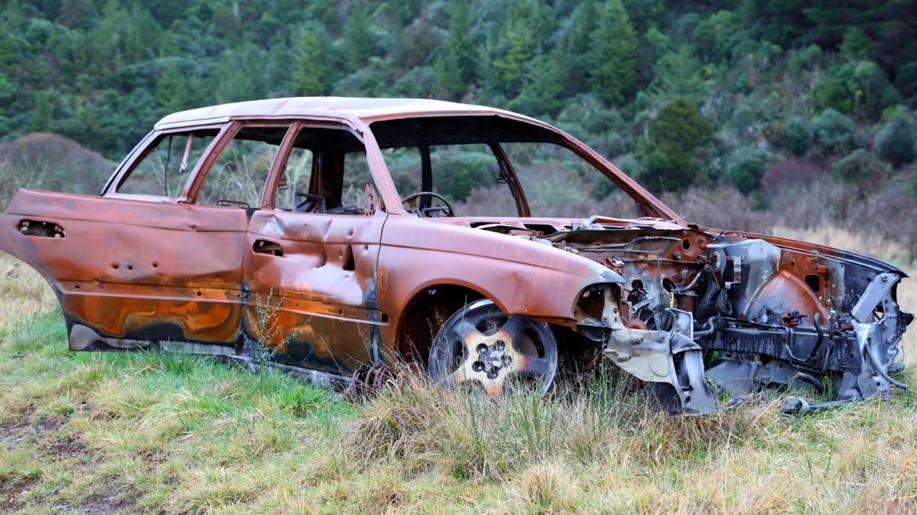 Vraky aut připomínají vraky lidských osudů