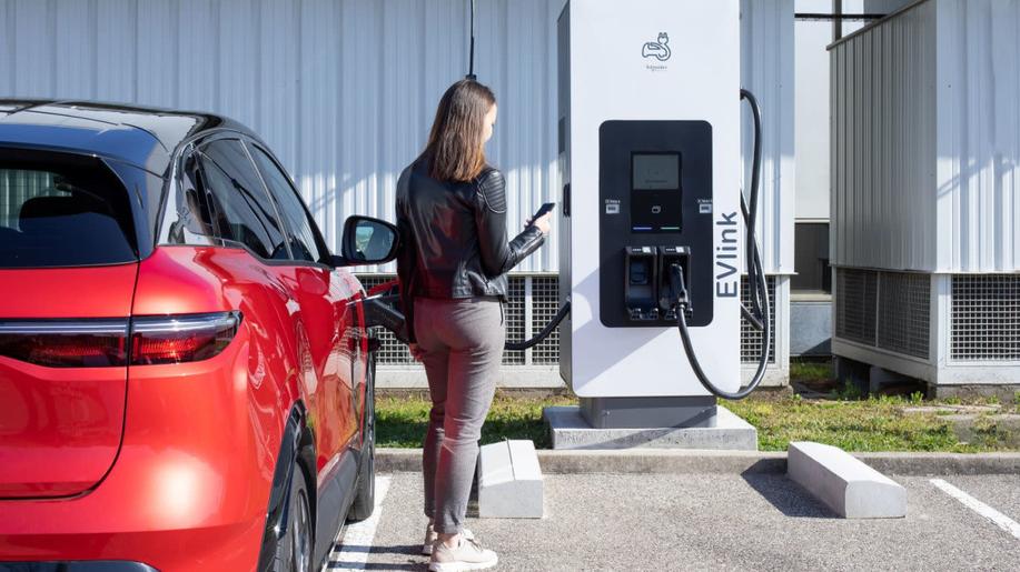 Nižší cena, delší dojezd: Firmy v Česku vyhlížejí lepší podmínky pro rozvoj elektromobility