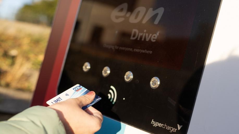 Karty CCS je možné využít i na dobíječkách E.ON Drive. Unikátní spolupráce pomáhá firmám s přechodem na elektromobilitu