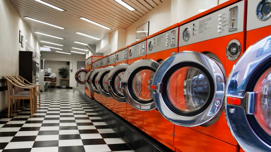 Údržba prádla v profi prádelnách je z energetického pohledu o polovinu levnější než v domácnostech. Spotřebuje rovněž až o 60 procent méně vody