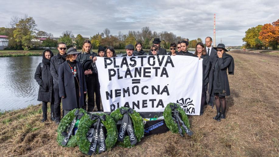 Arnika zahájila výzvu Budoucnost bez plastů pohřebním průvodem k neratovické Spolaně