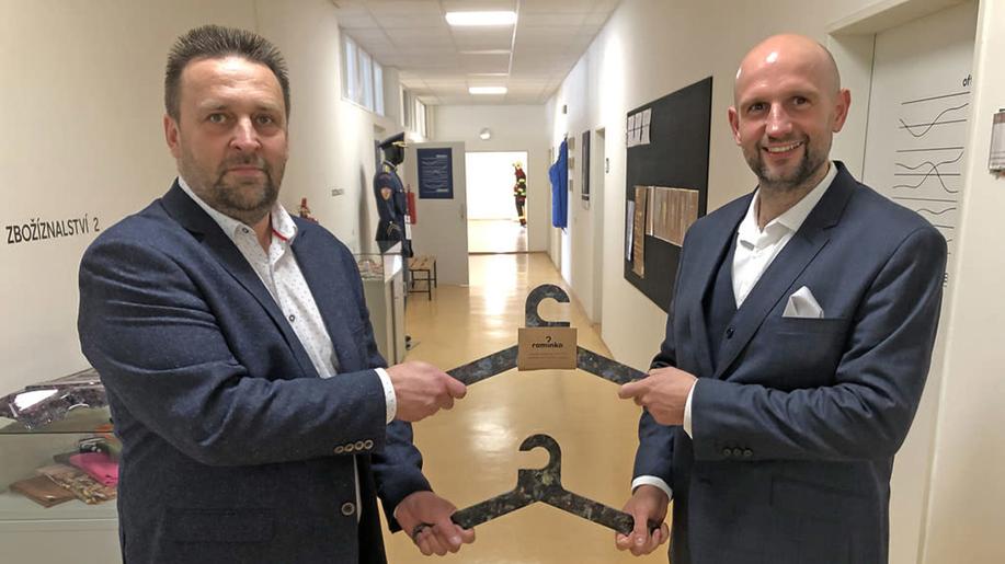 Vědci z liberecké univerzity umí znovu využít staré oděvy včetně knoflíků a zipů