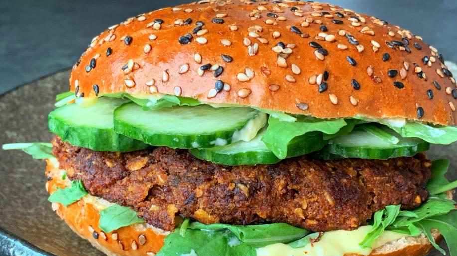 Jak na šťavnatý burger bez masa - tipy a 3 osvědčené vege varianty